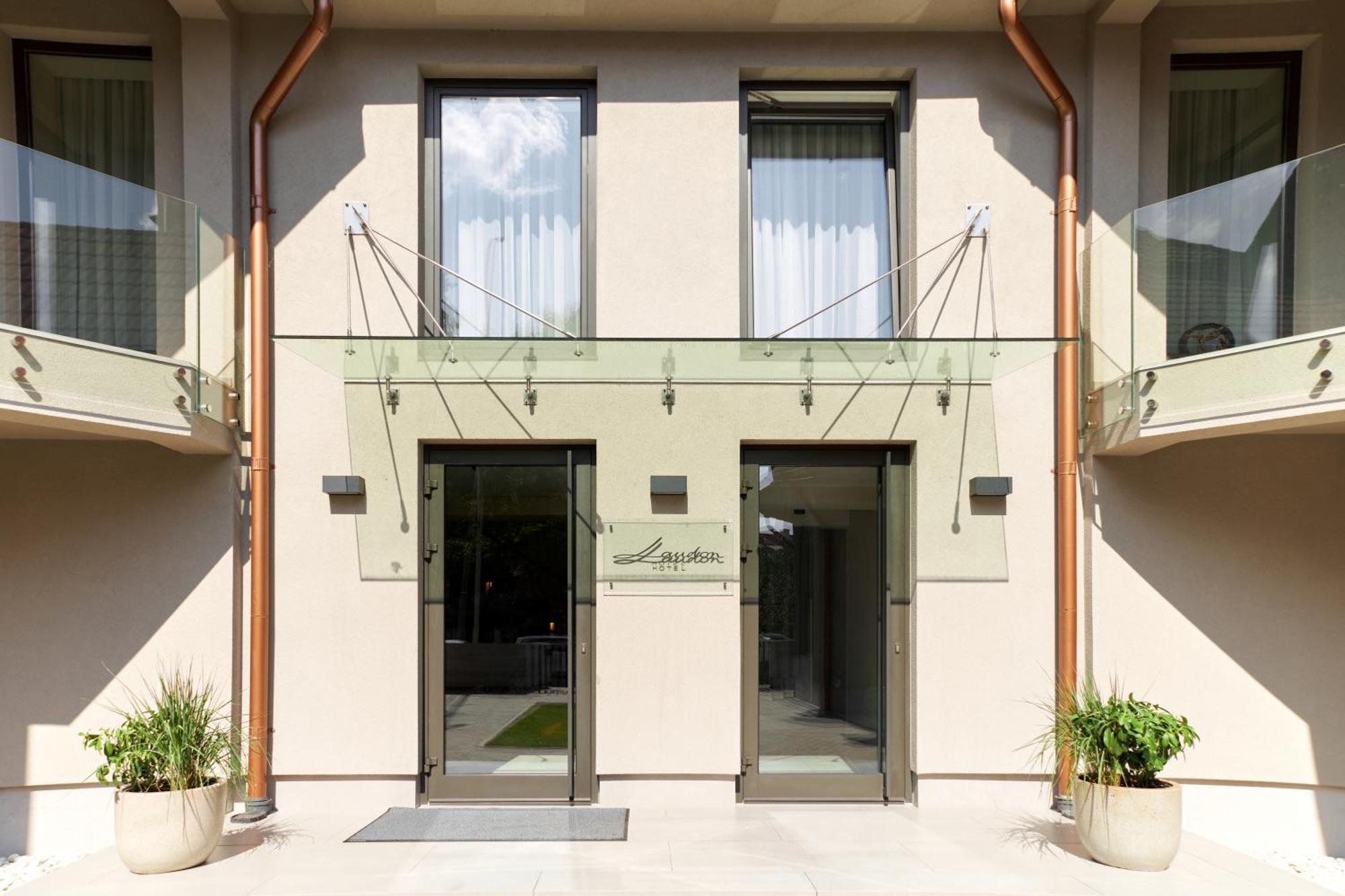 Hotel Laudon Uzhhorod Exterior photo